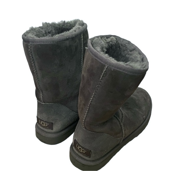 UGG Women’s Classic Short II - Bestseller!! - Picture 2 of 9